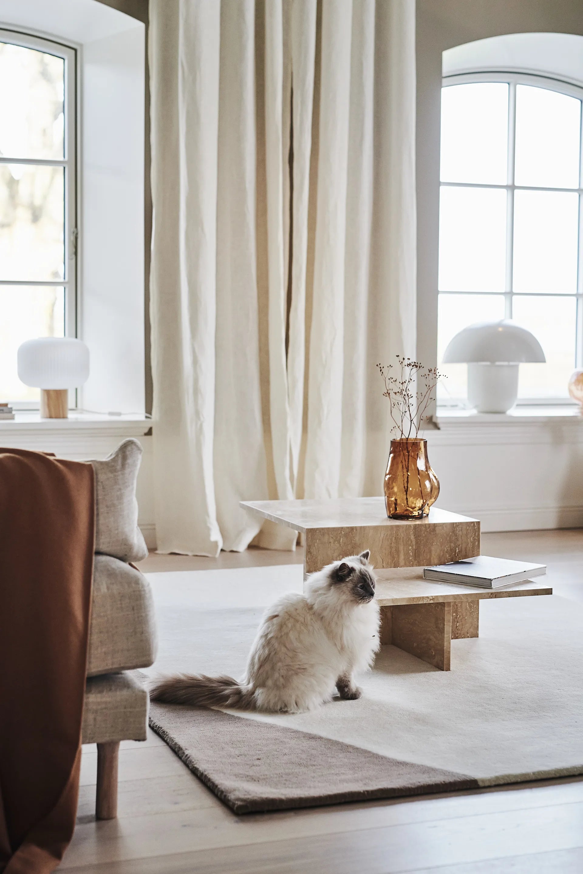 Fair portable table lamp