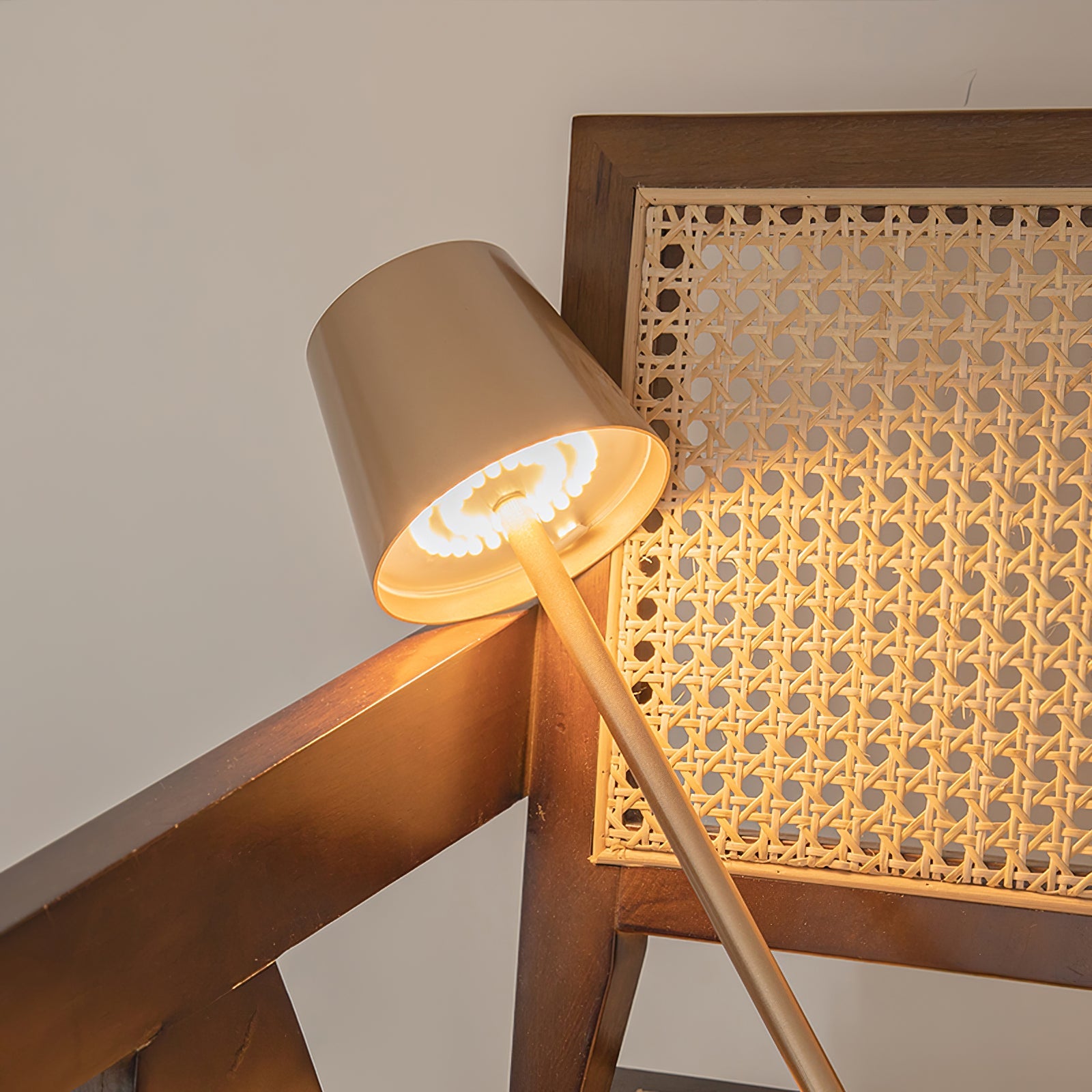 Doku Built-in Battery Table Lamp
