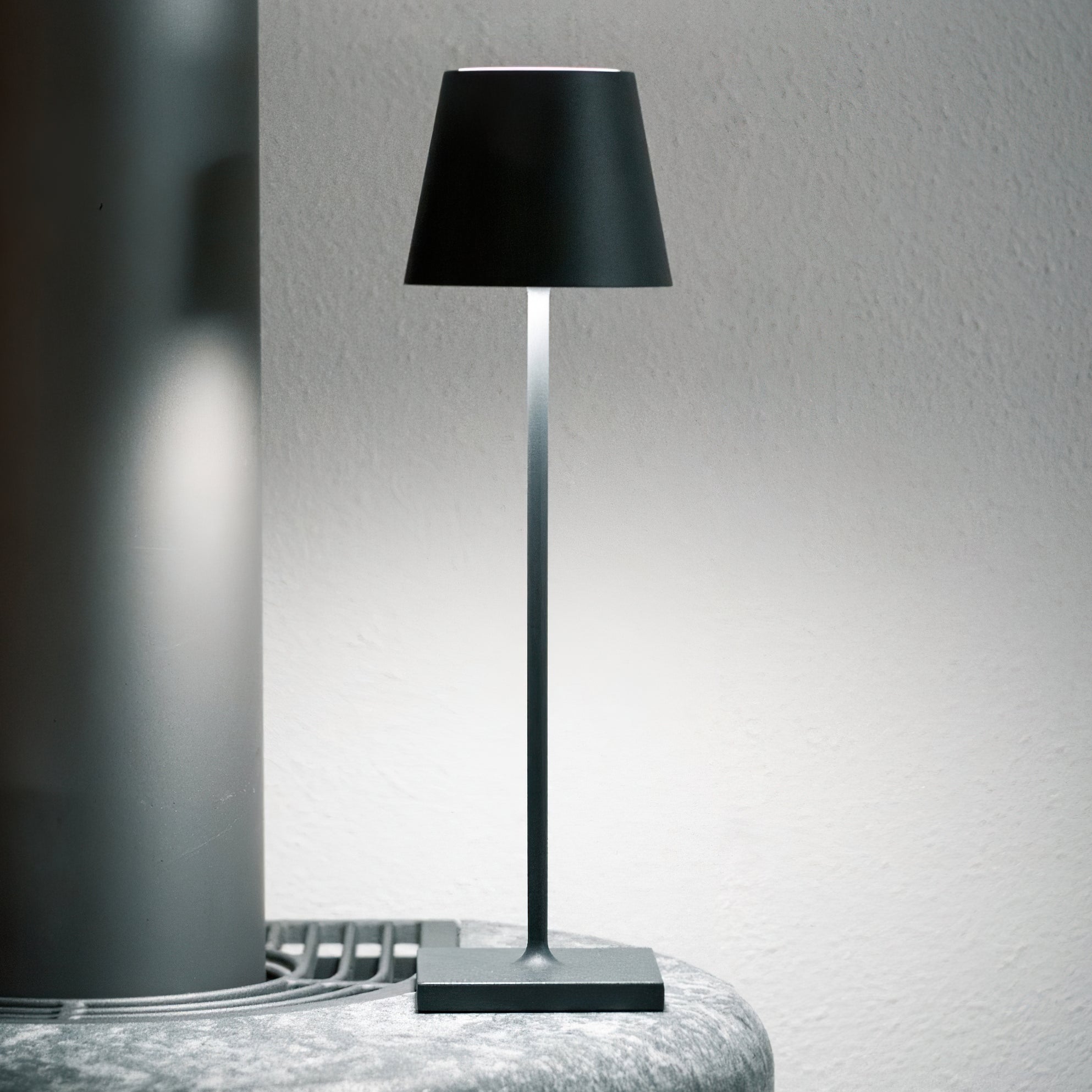 Doku Built-in Battery Table Lamp